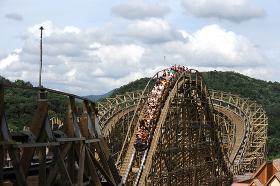 空中で20分間停止したジェットコースター…エバーランド側「事故防止
