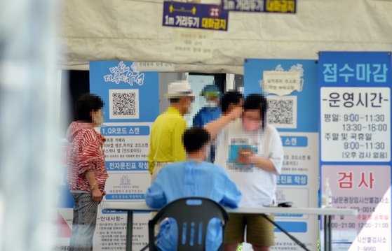 ６日午後、大田（テジョン）ワールドカップ競技場の駐車場に設置された新型コロナ選別診療所を訪れた市民がＰＣＲ検査のために待機している。フリーランサー、キム・ソンテ