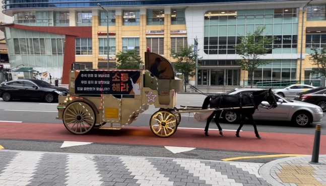 １３日に行われた２回目の馬車デモ。［写真　ウマ娘：プリティーダービー利用者自律協議体］