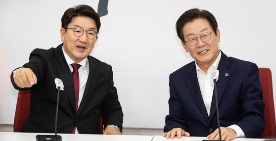 先月３１日、ソウル汝矣島（ヨイド）の国会で与党「国民の力」の権性東（クォン・ソンドン）院内代表（左）と野党「共に民主党」李在明（イ・ジェミョン）代表が会った。李代表の就任の挨拶だった。２人は中央（チュンアン）大学法大の先輩と後輩だ。キム・ソンリョン記者