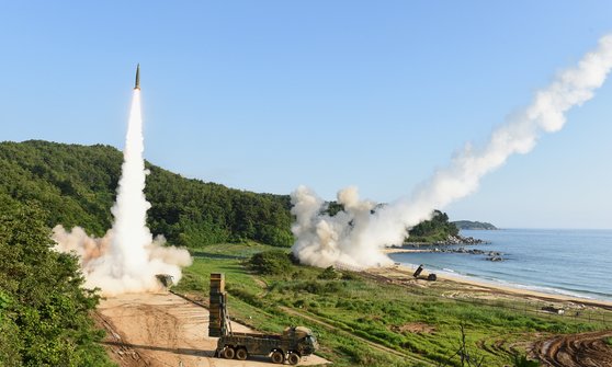 北朝鮮の大陸間弾道ミサイル（ＩＣＢＭ）挑発に対応して２０１７年８月５日に東海岸で実施された韓米連合弾道ミサイル打撃訓練で、韓国軍の弾道ミサイル玄武２Ａ（左）と在韓米軍ＡＴＡＣＭＳが同時に発射されている。　［韓国軍合同参謀本部提供］