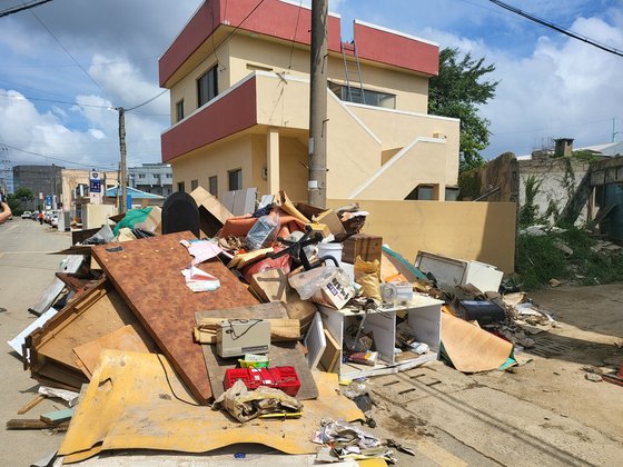 台風１１号通過後 １万トンのゴミの山 悪夢のよう 浦項の各地で涙 １ Joongang Ilbo 中央日報