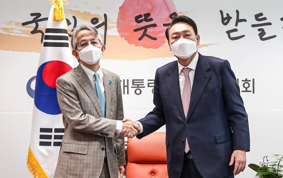 지난 달 28일, 한국의 윤 주석기쁨(윤·소크욜) 차기대통령이 대통령직 인계 위원회를 예방 해 상 호시 코이치주한대사와 악수를 하고 있다.［사진 업무 이어받아 위원회 사진 기자단］
