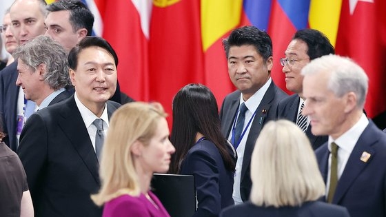 韓国の尹錫悦（ユン・ソクヨル）大統領が６月、スペイン・マドリードＩＦＥＭＡ国際会議場で開かれたＮＡＴＯ（北大西洋条約機構）同盟国パートナー国首脳会議に出席している。右側に岸田文雄首相が立っている。［写真　韓国大統領室写真記者団］