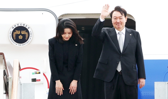 尹錫悦大統領と金建希夫人が７日間の日程で英国、米国、カナダを訪問するため１８日午前にソウル空港で空軍１号機に搭乗し手を振っている。［写真　大統領室写真記者団］