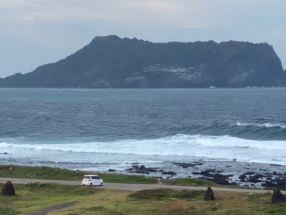 １８日午後、台風１４号「ＮＡＮＭＡＤＯＬ（ナンマドル）」の間接影響によって済州島（チェジュド）の城山日出峯（ソンサンイルチュルボン）近隣で高波が発生した。［写真　チェ・チュンイル記者］