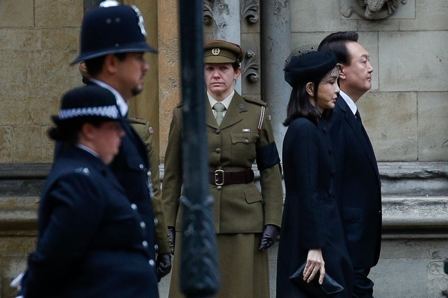 エリザベス女王の国葬に出席した尹錫悦大統領夫妻［写真　ニュース１］
