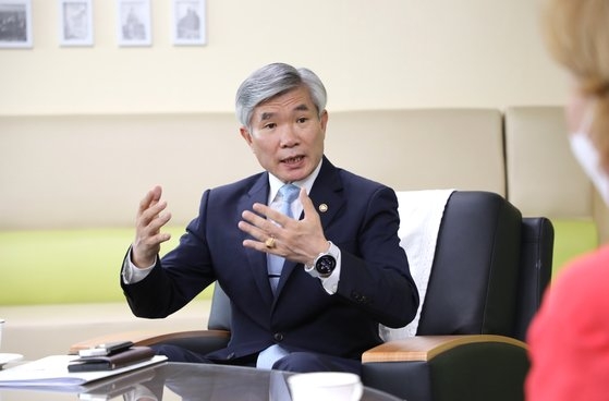 ソウル永登浦区（ヨンドンポク）の兵務庁でインタビューに応じる李基植（イ・ギシク）兵務庁長　兵務庁提供