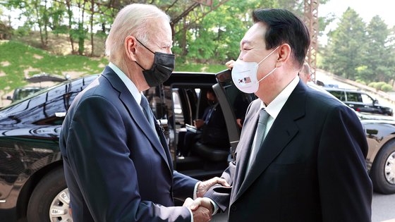 韓国の尹錫悦大統領が先月２２日、韓米首脳会談など訪韓日程を終えて日本に向けて出発する米国のジョー・バイデン大統領を烏山（オサン）空軍基地で見送る様子。［写真　大統領室写真記者団］