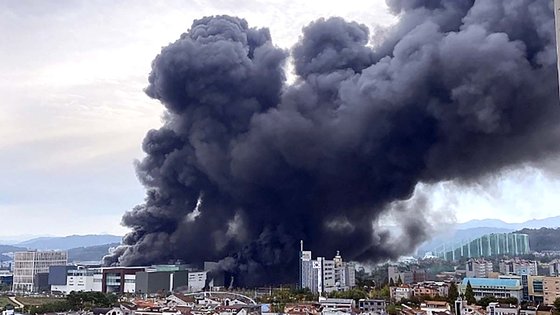 ２６日午前、爆発により火災が発生した大田儒城区の現代プレミアムアウトレットで黒い煙が沸き起こっている。［写真　大田消防本部］