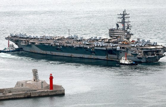 韓米海軍が２６日から２９日まで４日間の日程で東海上での連合訓練に入った。２６日、米原子力空母「ロナルド・レーガン」（ＣＶＮ７６）が訓練参加のために釜山（プサン）作戦基地から出港している。　ソン・ボングン記者