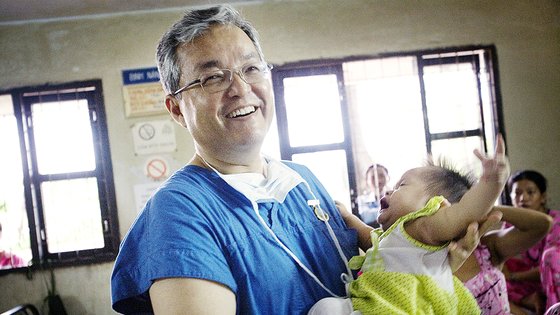 ２００９年のベトナム医療ボランティア時の盆唐ソウル大学病院のペク・ロンミン教授と患者の赤ちゃん。［写真　セミン顔面奇形支援会］
