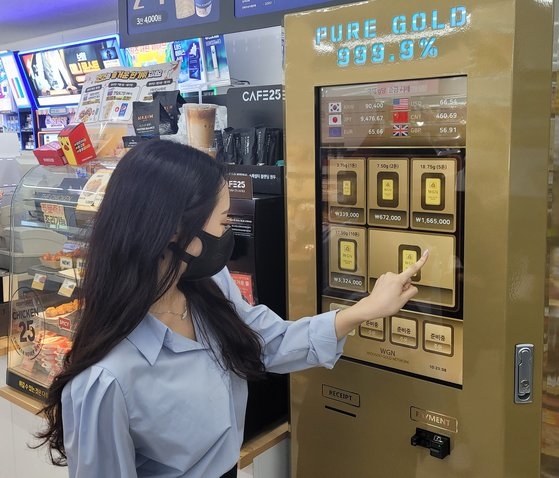 「ＧＳ２５」に導入された金の自販機　写真＝ＧＳリテール