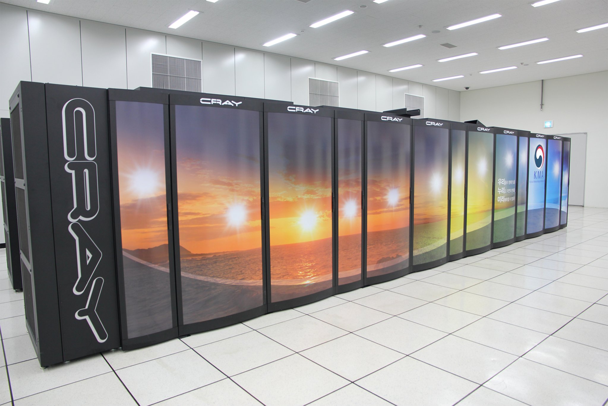 国家気象スーパーコンピュータセンター内にある気象庁のスーパーコンピュータ４号機。［写真　気象庁］