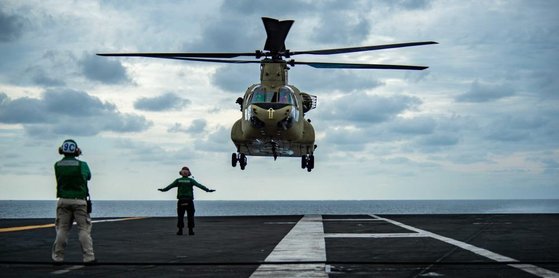東海（トンへ、日本名・日本海）で実施されている韓米海上合同演習が３日目を迎えた２８日、米国は原子力空母打撃群「ロナルド・レーガン」（ＣＶＮ　７６）からヘリコプターが離着陸する訓練場面を公開した。［写真　米国防総省］
