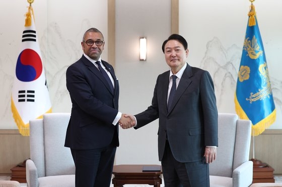 尹錫悦大統領が２８日、ソウル龍山（ヨンサン）大統領室庁舎でジェームズ・クレバリー英外相と接見する前に記念撮影を行っている。［写真　大統領室］