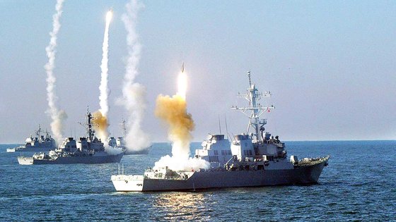 艦対空ミサイルを発射する米海軍のイージス駆逐艦。最新型イージス体系には共同交戦能力（ＣＥＣ）があり、別の体系からリアルタイムで標的情報を受けて迎撃できる。　写真＝米海軍