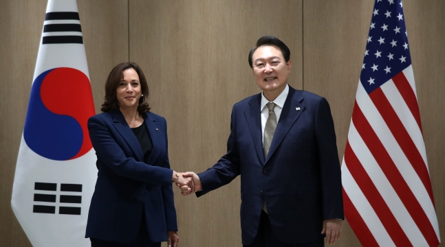 韓国の尹錫悦（ユン・ソクヨル）大統領が２９日、ソウル龍山（ヨンサン）大統領室庁舎で、訪韓中の米国のカマラ・ハリス副大統領と会って記念撮影に臨んでいる。［写真　大統領室通信写真記者団］