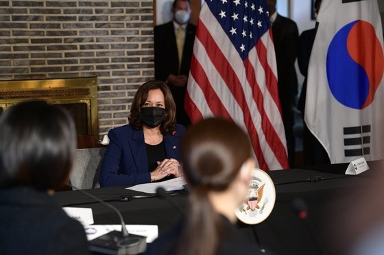ハリス米副大統領が２９日にソウルの米国大使官邸で開かれた韓国を代表する女性リーダーらと会い懇談会を行っている。［写真　共同取材団］