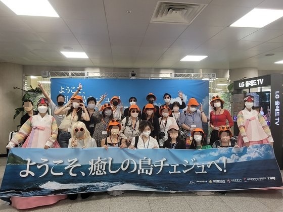 ９月２９日午後、済州空港を訪れた日本ファムツアー団が団体写真を撮っている。［写真　済州観光公社］