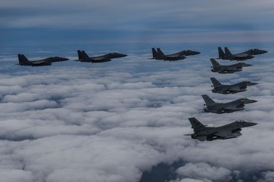 ４日対応に出た韓米軍当局が戦闘機「Ｆ－１５Ｋ」と「Ｆ－１６戦」をそれぞれ動員して攻撃編隊群の飛行をしている。［写真　韓国合同参謀本部］