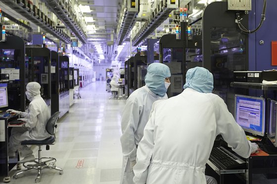 ＳＫハイニックスが半導体露光工程の必須原料であるネオンガスの国産化に成功した。写真はＳＫハイニックスのメモリー半導体生産工程。［写真　ＳＫハイニックス］