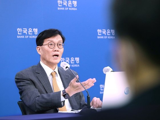 韓国銀行金融通貨委員会が１２日に基準金利を年２．５％から３．０％に０．５％引き上げた。李昌ヨン総裁が基準金利引き上げについて説明している。［写真　共同取材団］