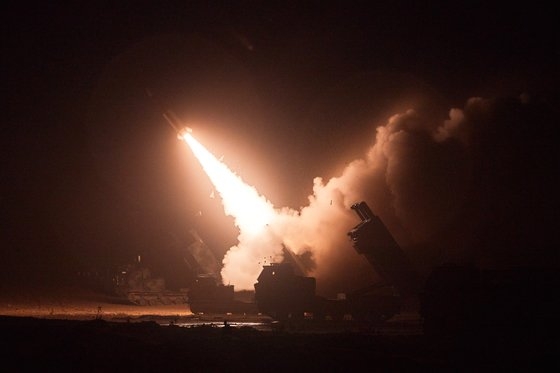 ６月５日の北朝鮮の短距離弾道ミサイル８発発射挑発に対応するため韓米が翌日の同月６日に発射した地対地ミサイル。合同参謀本部は当時、北朝鮮の短距離弾道ミサイル（ＳＲＢＭ）挑発に対応して午前４時４５分から約１０分間、連合地対地ミサイルのＡＴＡＣＭＳ計８発を東海上に発射したと発表した。韓国側が７発、米国側が１発発射したという。　写真＝韓国合同参謀本部