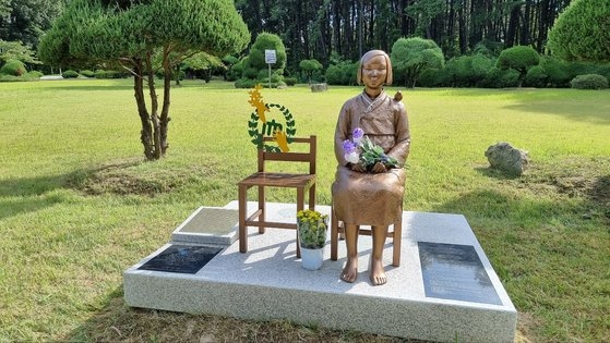忠南大学キャンパスの中に立っている平和の少女像