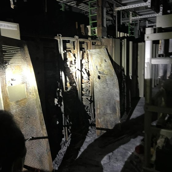 １７日に公開された板橋ＳＫＣ＆Ｃデータセンター火災の出火地点である地下３階電気室内のバッテリーが焼けた様子。［写真　民主党尹永燦議員フェイスブック］
