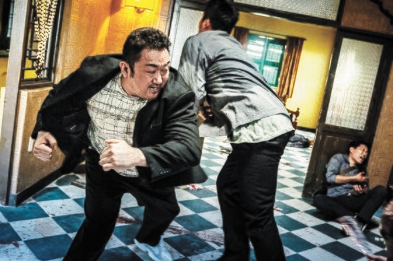 俳優マ・ドンソク（左）が主役を演じた映画『犯罪都市２』［写真　ＡＢＯエンターテインメント］