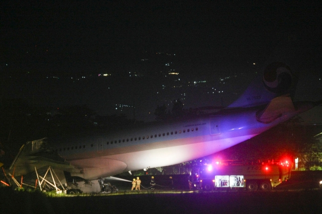 滑走路を離脱した大韓航空旅客機［写真　ＡＰ＝聯合ニュース］