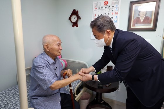 ９月に日帝強占期強制徴用被害者である李春植さんと会った外交部の朴振長官。［写真　共同取材団］