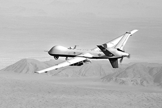 昨年９月２８日、ＧＢＵ－１２ペイブウェイIIレーザー誘導爆弾、ＡＧＭ－１１４ヘルファイアミサイルなどで武装して南部アフガニスタン上空を飛行した米軍の無人攻撃機ＭＱ－９リーパー。　米空軍