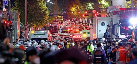 ２９日夜にソウル・梨泰院のハミルトンホテル近くの路地で大規模圧死事故が発生した。３０日明け方、ホテル前の道路は救急車であふれている。ウ・サンジョ記者