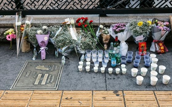 ３０日、梨泰院事故現場近くのソウル龍山区梨泰院駅１番出口ハミルトンホテル前に犠牲者を追悼する弔花が置かれている。キム・ソンリョン記者