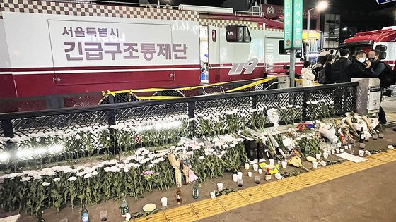 梨泰院事故の犠牲者を追悼する花束［写真　中央日報］