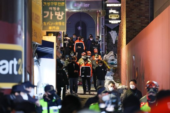 ソウル・梨泰院のハミルトンホテル近くの路地で大規模圧死事故が発生した中、３０日明け方に現場周辺で警察と消防当局が調査をしている。ウ・サンジョ記者