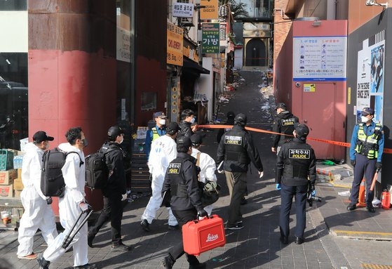 ３１日午後、ソウル龍山区梨泰院（ヨンサング・イテウォン）のハロウィン圧死事故現場で国立科学捜査研究院や警察など所属の捜査官が現場鑑識のために現場入りしている。［写真　ウ・サンジョ記者］