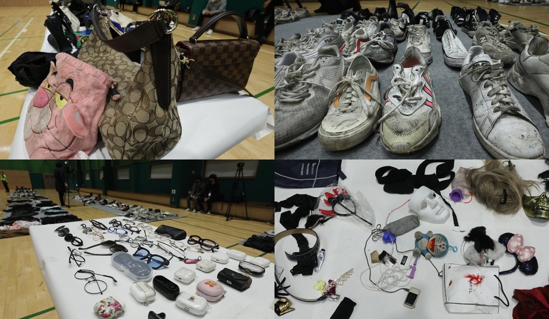 韓国梨泰院圧死事故で現場に残された履き物、メガネ、カバンなど。［写真　ニュース１・聯合ニュース］