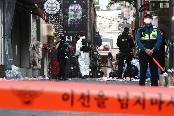 韓国国立科学捜査研究院とソウル警察庁捜査本部捜査官が３１日、ソウル龍山区梨泰院路一帯で発生した大規模な圧死事故現場の合同鑑識を行っている。ウ・サンジョ記者