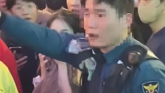 先月２９日、梨泰院事故現場近隣で市民の通行を整理する警察官　写真＝ユーチューブチャンネル「ニコラジＴＶ」映像キャプチャー