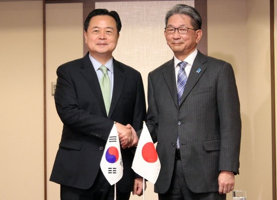 韓国の趙賢東（チョ・ヒョンドン）外交部第１次官（左）と日本の森健良外務事務次官が先月２５日、東京帝国ホテルで開かれた韓日外交次官会談に出席して握手をしている。［写真　東京特派員共同取材団］