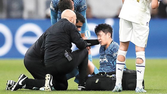 試合中に顔をけがして倒れた孫興民　［写真　ＥＰＡ＝聯合ニュース］