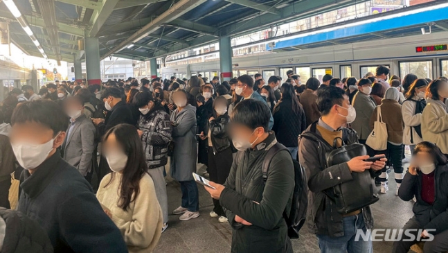 いつ来るかも知れない地下鉄を待つ乗客。［写真　ニューシス］