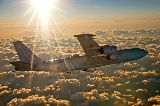 複数の軍消息筋によると、米海軍の核戦争用空中指揮統制機Ｅ－６Ｂ「マーキュリー」が６日と７日、韓半島近隣上空を飛行したことが分かった。写真は２０１６年８月３日のＥ－６Ｂ試験飛行。　写真＝米海軍