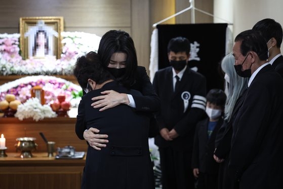 尹錫悦大統領夫人の金建希氏が２日、ソウル蘆原区のある葬儀場に設けられた梨泰院惨事の高校生犠牲者の葬儀場を訪れ、遺族を慰めている。［写真　大統領室］