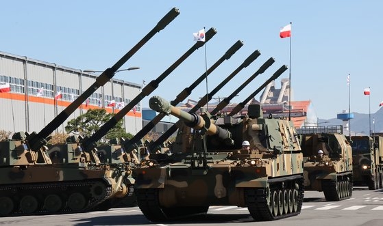 先月１９日に慶尚南道昌原のハンファディフェンスでＫ９自走砲などハンファディフェンスの装備パレードが行われている。ソン・ボングン記者