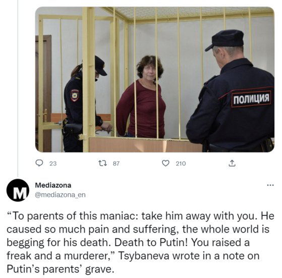 ロシアのプーチン大統領の両親の墓碑の前に「プーチンの死を祈る」という内容のメッセージを残したイリーナ・チバネワさん（中央）が先月１０日警察に逮捕された。［写真　ロシア独立メディア「メディアゾーン」　ツイッターキャプチャー］