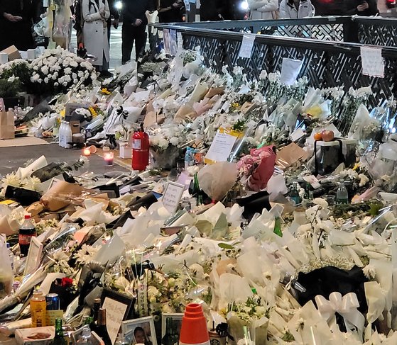 韓国梨泰院（イテウォン）惨事現場の近くに用意された追慕空間。犠牲者を追慕する市民の足が今も絶えない。［写真　中央フォト］